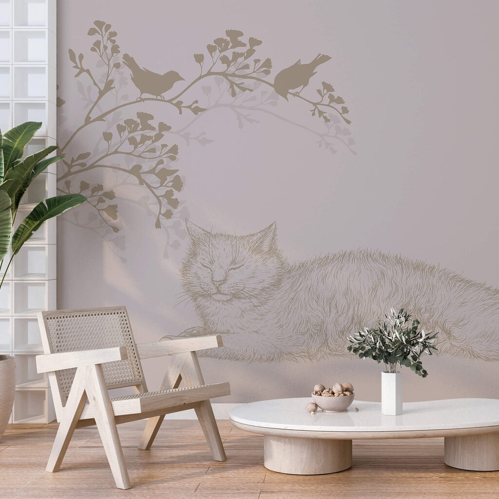 Gatto sdraiato sul ramo di un albero