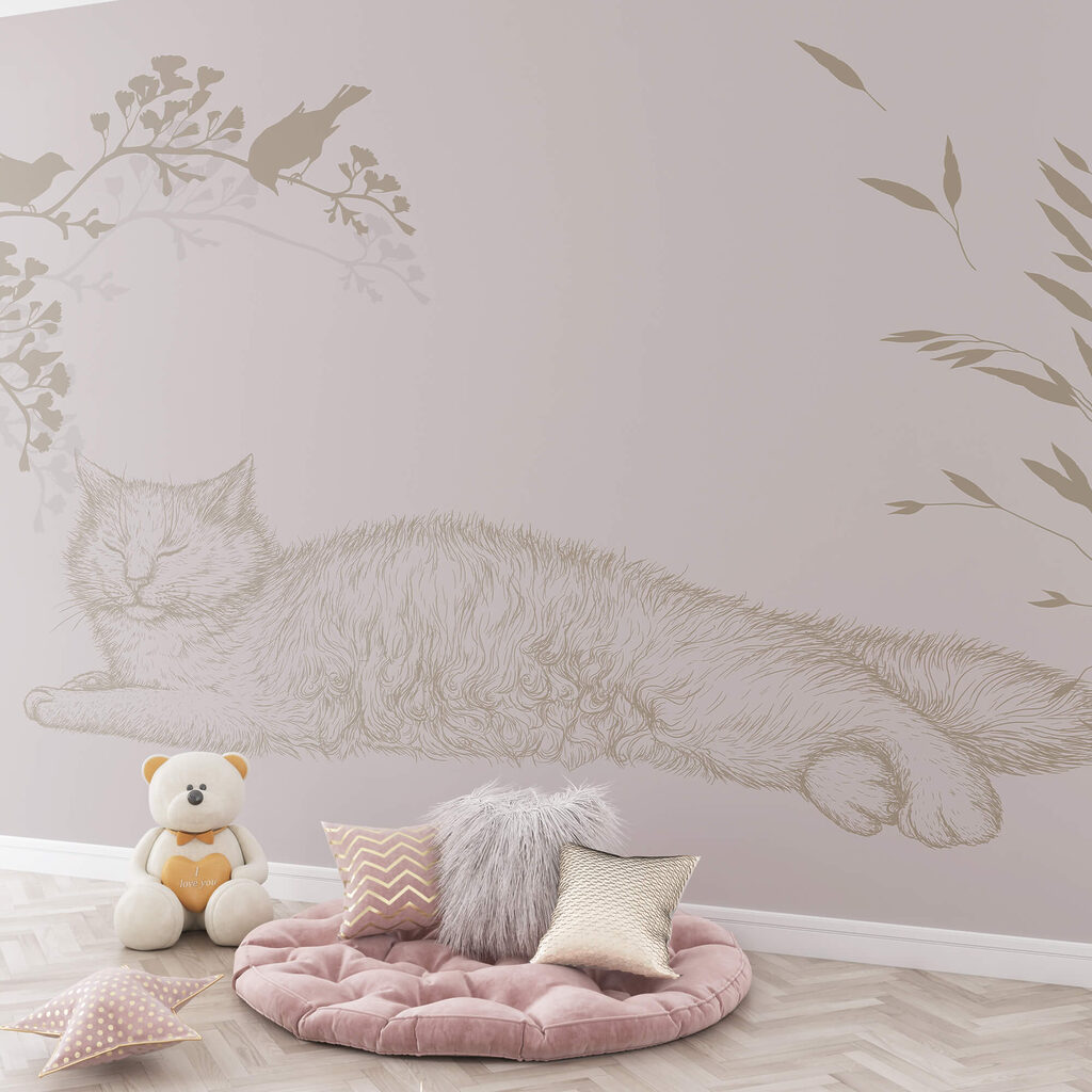 Gatto sdraiato sul ramo di un albero