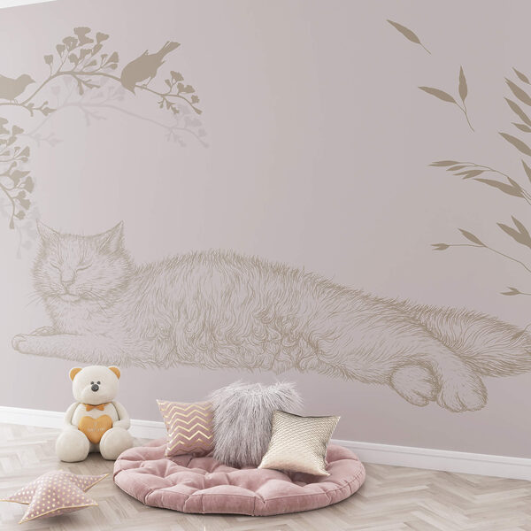 Gatto sdraiato sul ramo di un albero