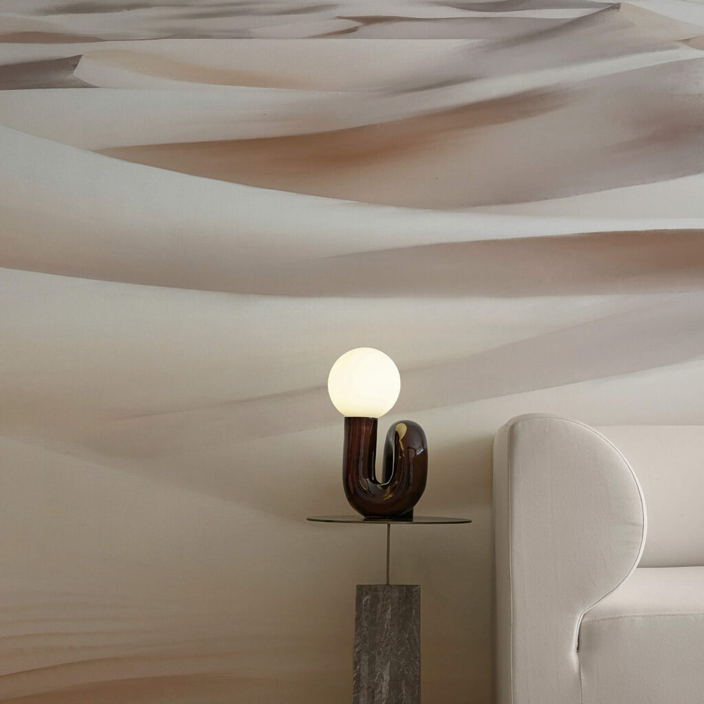 Paesaggio desertico con montagne sullo sfondo