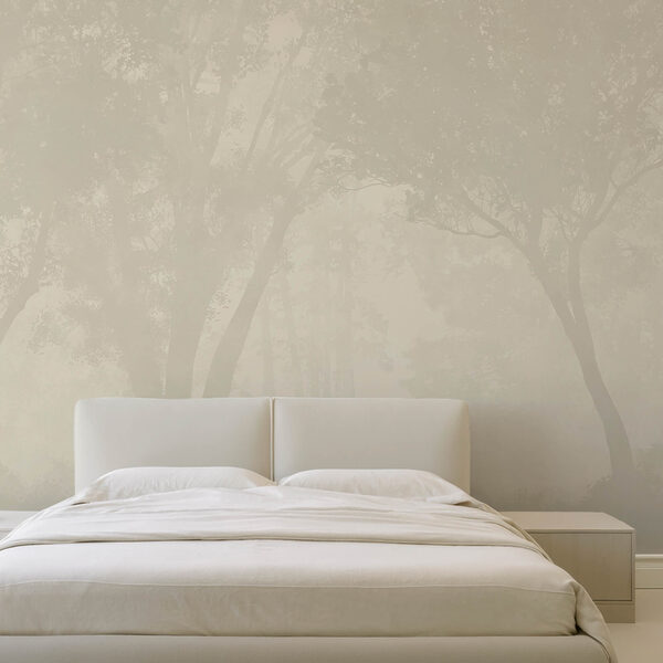 Foresta nebbiosa con alberi