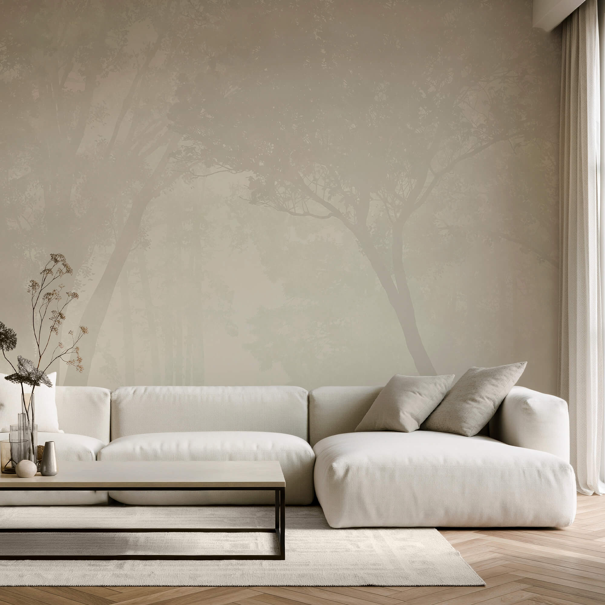 Foresta nebbiosa con alberi