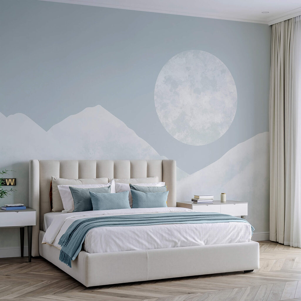 La luna su una montagna innevata