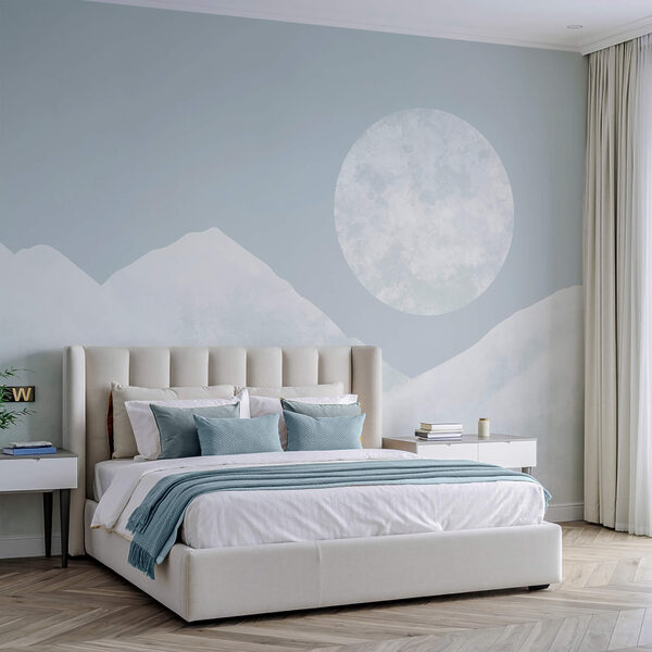 La luna su una montagna innevata