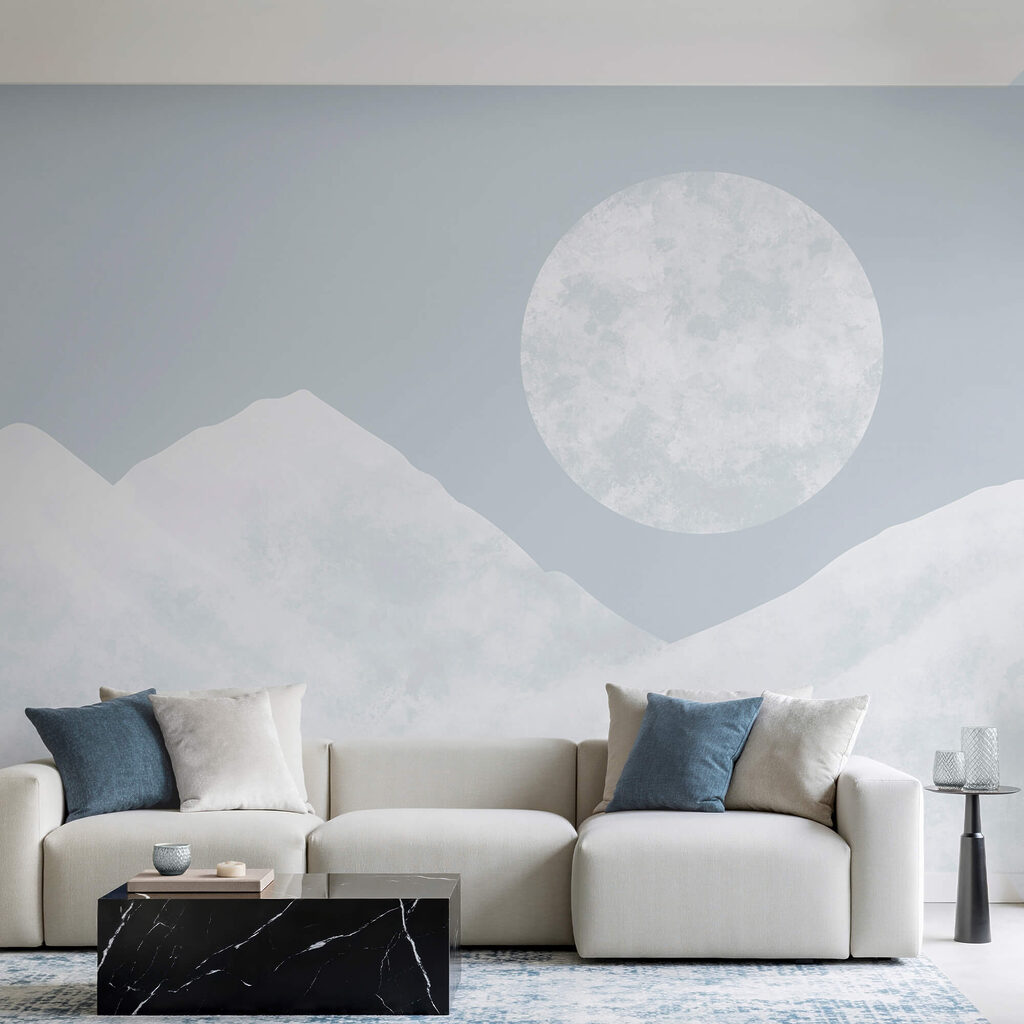 La luna su una montagna innevata