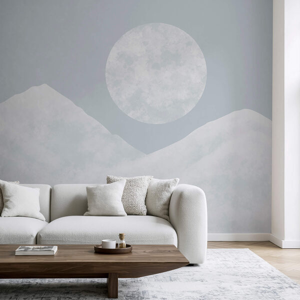 La luna su una montagna innevata