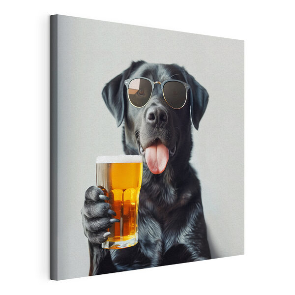 Cane con occhiali da sole che tiene in mano un bicchiere di birra Quadri Cane con occhiali da sole che tiene in mano un bicchiere di birra