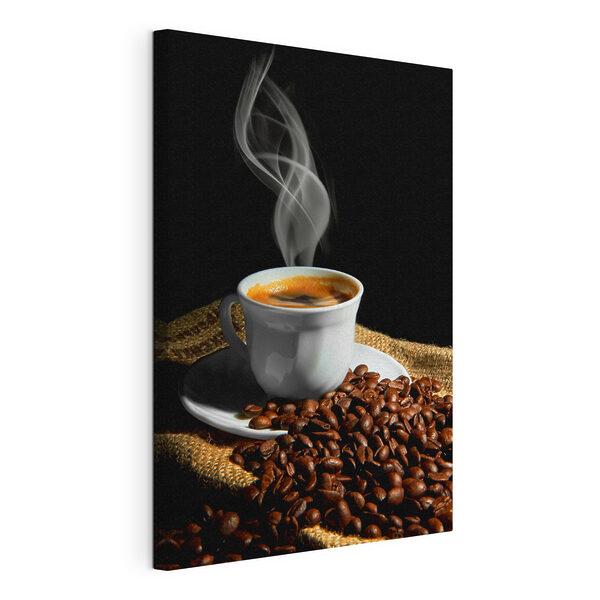 Una tazza di caffè con il vapore che sale dal piattino e i chicchi Quadri Una tazza di caffè con il vapore che sale dal piattino e i chicchi