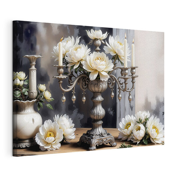 Un candelabro d'argento con fiori bianchi Quadri Un candelabro d'argento con fiori bianchi