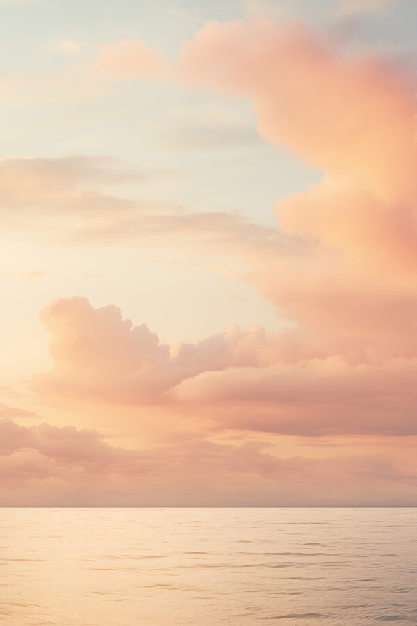 Specchio d'acqua con nuvole nel cielo Specchio d'acqua con nuvole nel cielo