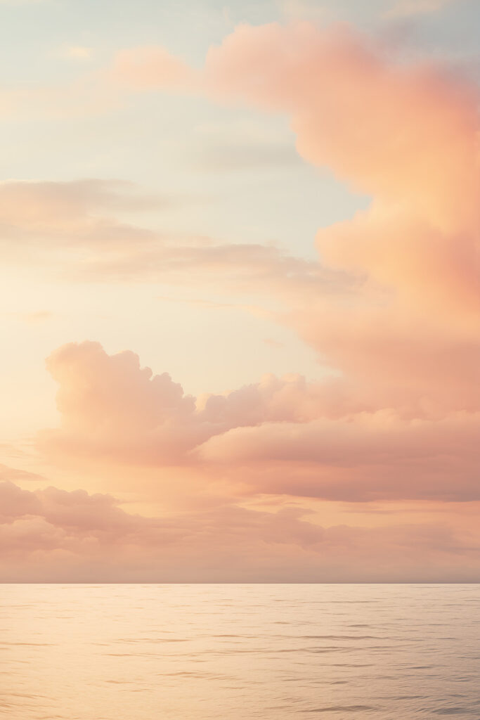 Specchio d'acqua con nuvole nel cielo Specchio d'acqua con nuvole nel cielo