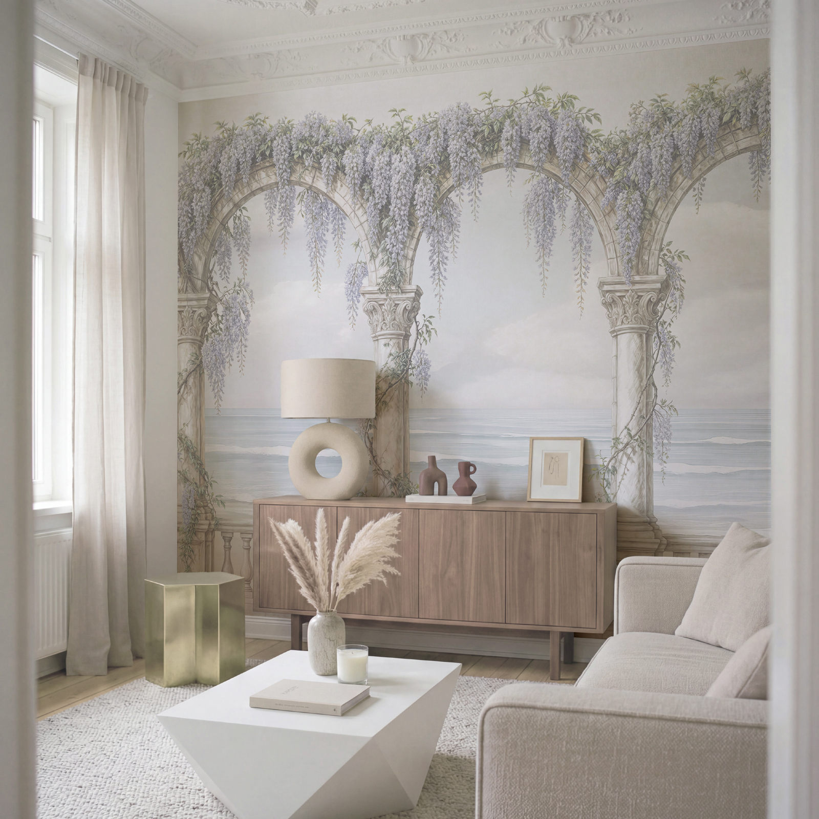 Arco bianco decorato con fiori viola Arco bianco decorato con fiori viola