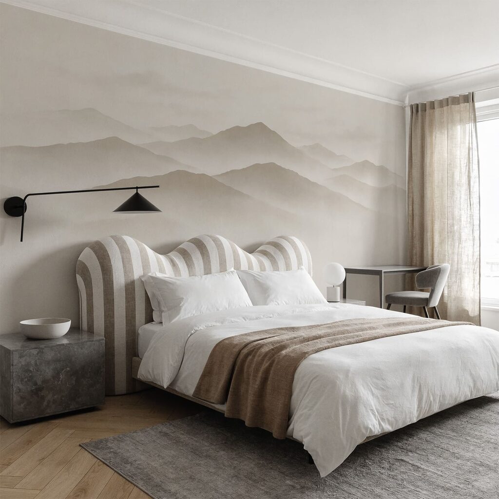 Catena montuosa avvolta dalla nebbia Catena montuosa avvolta dalla nebbia