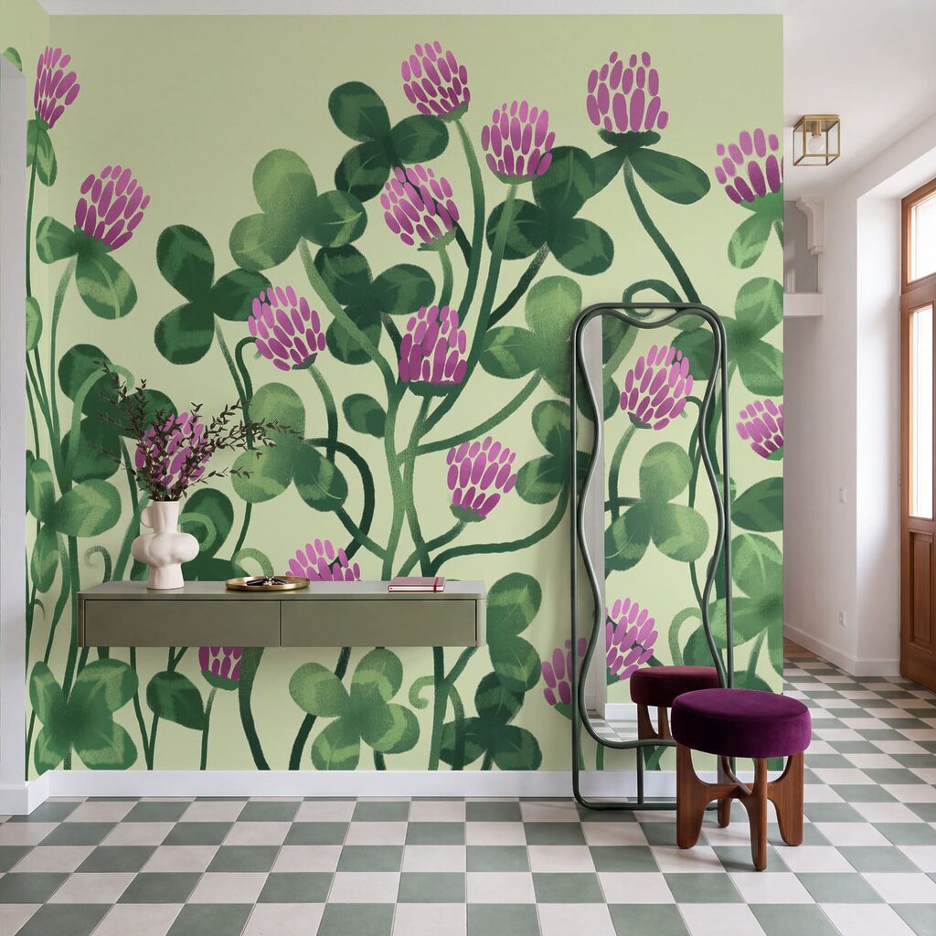 Carta da parati - Fiori dai colori vivaci immersi in una vegetazione rigogliosa (COD: t01121)